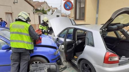Los bomberos desatrapan a un herido en un accidente en el casco urbano de Cintruénigo