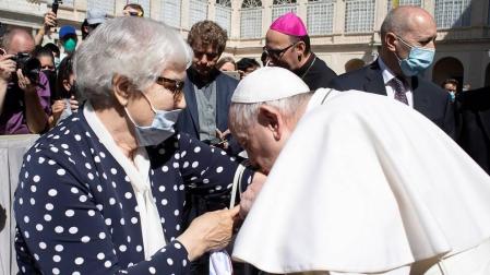 El Papa besa el número tatuado en el brazo a una sobreviviente del Holocausto
