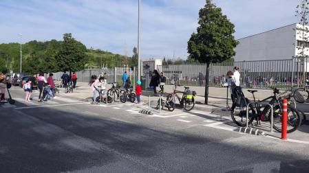 El acceso al C. P. Buztintxuri, más seguro tras los trabajos realizados en los pasos de peatones