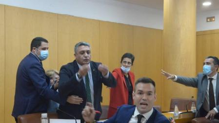 Un momento del pleno en Ceuta que tuvo que ser suspendido por el cruce de reproches entre los grupos.