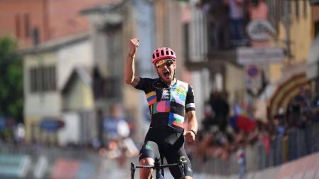 Alberto Bettiol se anota en solitario la jornada maratón y Bernal sigue líder