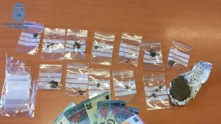 Detenido con 63 gramos de hachís y dinero fraccionado en billetes pequeños