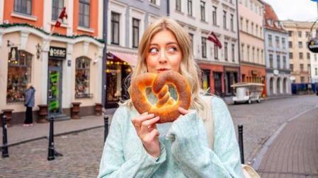 La primera azafata 'youtuber' publica 'Postales desde el aire'