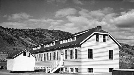 Hallan los restos de 215 niños indígenas en el lugar que ocupó un antiguo internado