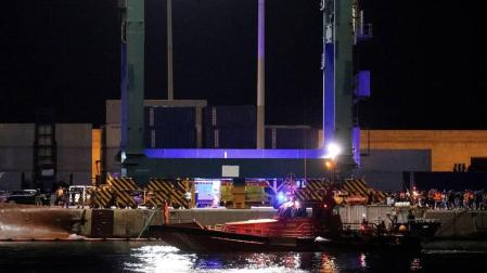 Retoman la búsqueda de los dos desaparecidos al volcar el barco en el Puerto de Castellón