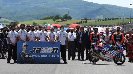Los pilotos y equipos de MotoGP han guardado un minuto de silencio en memoria del piloto suizo de Moto3 Jason Dupasquier, fallecido en un accidente durante la clasificación del Gran Premio de Italia de Motociclismo en Mugello.