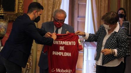 El Ayuntamiento de Pamplona ha recibido en la Casa Consistorial a la directiva, cuerpo técnico y capitanas del Club Atlético Osasuna Femenino, que hasta la última jornada disputada este domingo ha luchado por ascender a la máxima categoría del fútbol femenino nacional, la Primera Iberdrola.