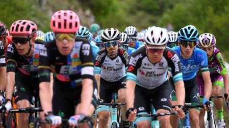 Nieve, en el centro, en una de las etapas del pasado Giro de Italia en el que se ha vaciado por Yates.