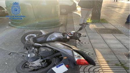 Detenido un joven tras ocasionar daños en un comercio,  un coche y una moto