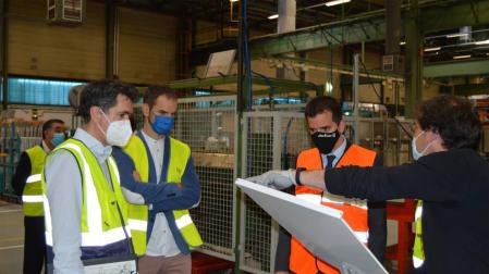 El consejero Irujo observa una de las piezas de los electrodomésticos fabricados en la planta de Esquíroz.
