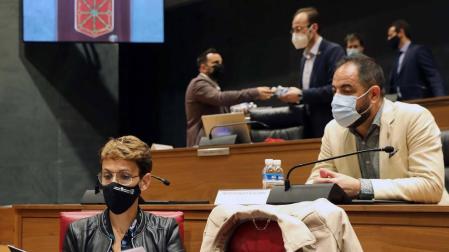 La presidenta María Chivite y el socialista Ramón Alzorriz, el pasado jueves en el Parlamento.