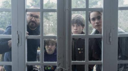 González Molina (izquierda) en rodaje con tres de los actores de la serie Paraíso: León Martínez, Pau Gimeno y Héctor Gozalbo.