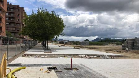 A la izquierda, con un pavimento más oscuro, la vieja acera de la avenida Corella. En el centro el nuevo espacio peatonal y a la derecha, delimitadas ya las parcelas para los nuevos edificios residenciales.