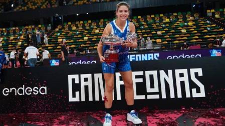 La base Inés Santibáñez con el trofeo de campeona de liga.