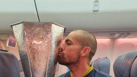 Javier Pérez besa el trofeo de la Europa League, que logró el Villarreal tras derrotar al Manchester United.
