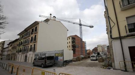 Aspecto que presentaba en marzo pasado la parcela de la calle Mayor ahora vendida y con otras obras.