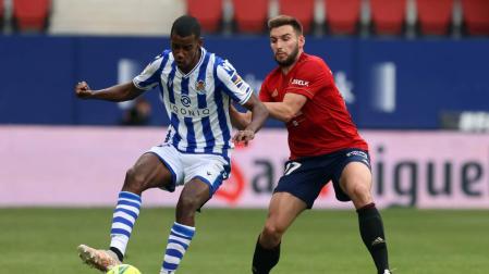 Jon Moncayola, en una acción con el delantero de la Real Sociedad Isak, en el último partido de Liga.