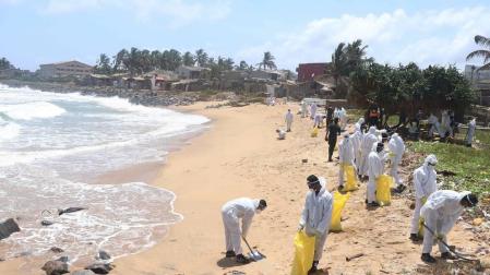 El hundimiento del barco incendiado en Sri Lanka hace temer un vertido