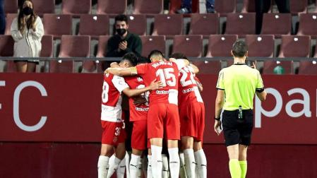 El Girona pone pie y medio en la final por el ascenso