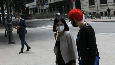 Darias e Induráin asisten a la recepción de nuevas vacunas en Pamplona
