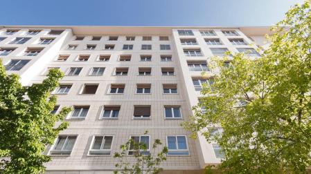 A la venta piso con altura, sexta planta, cuatro habitaciones y 100 m2 de superficie
