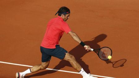 Roger Federer, durante su partido ante Cilic en Roland Garros.