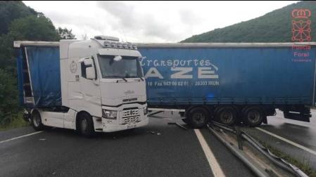 Camión articulado cruzado que ha cortado la  A-15 en Latasa.
