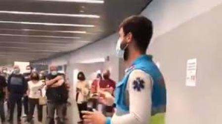 Un enfermero se hace viral echándole humor a la vacunación