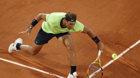 Rafael Nadal golpea a la pelota durante el partido contra Gasquet en Roland Garros.