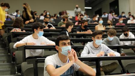 Los estudiantes que ayer comenzaron la Selectividad, con mascarilla en todo momento, y separados a un metro y medio de distancia (dos sitios libres entre alumnos).