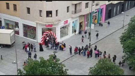 Vídeo de las colas en la apertura de Miniso en Pamplona