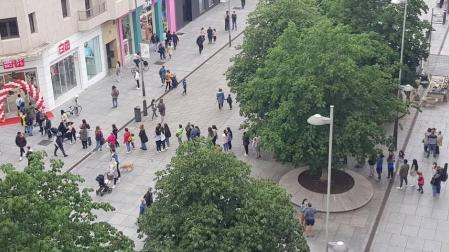 Largas colas en la inauguración de Miniso en Pamplona