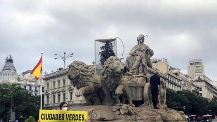 Detenidos 10 activistas de Greenpeace por subirse a la fuente de Cibeles con un árbol