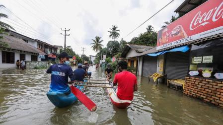 Dos personas en canoa en un suburbio de Colombo.