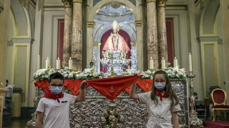La capilla de San Fermín acogió este domingo, 6 de junio, la misa de la Escalerica sanferminera que en esta ocasión dobló la ceremonia en dos, una primera para los niños y otra para el resto de fieles.