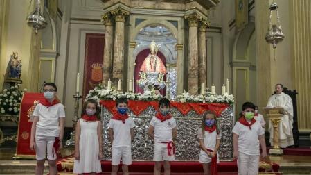La capilla de San Fermín acogió este domingo, 6 de junio, la misa de la Escalerica sanferminera que en esta ocasión dobló la ceremonia en dos, una primera para los niños y otra para el resto de fieles.