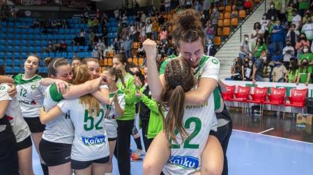 Las navarras lograron el ascenso a División de Honor Plata femenina tras vencer en la final disputada en La Catedral al Usurbil por 20-18.