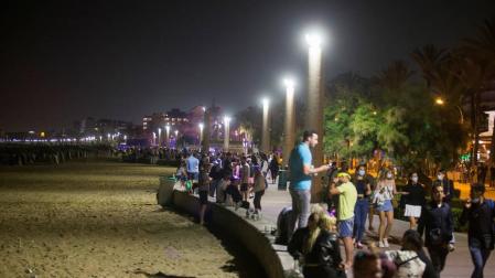 Jóvenes de fiesta en la playa de Palma.