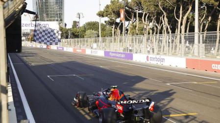 Hamilton no acepta el regalo de Verstappen y 'Checo' Pérez gana en Baku