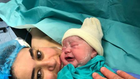 Una mujer da a luz un bebé sano tras pasar 24 días ingresada en la UCI por Covid