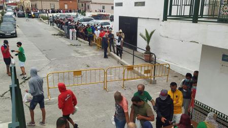 ONGs sirven menús a marroquíes que entraron en Ceuta.