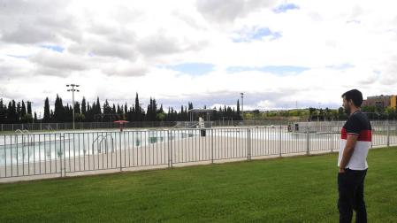 David Ros, gerente de la ciudad deportiva de Tafalla, contempla las piscinas de verano