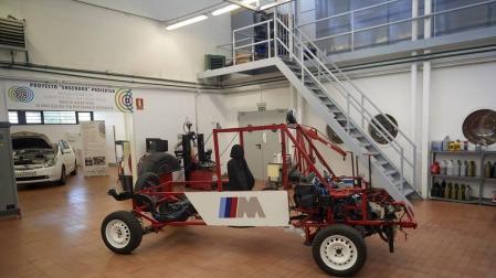 Jóvenes desempleados crean 'El engendro', un coche-maqueta para la formación profesional