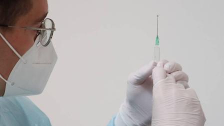 El nuevo bulo sobre la vacuna contra la covid-19 y su efecto imán