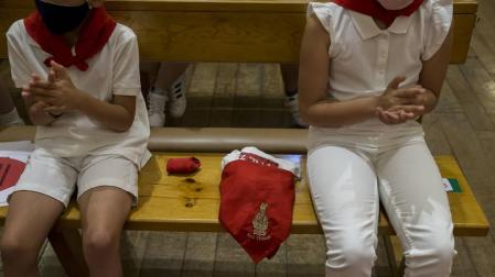 La ropa de San Fermin de Santi, el pequeño fallecido en agosto, entre sus hermanos