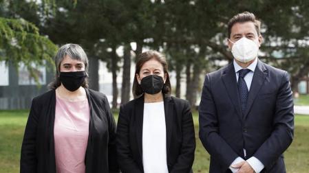 De izquierda a derecha, Estefanía Arribas Leal, supervisora de la Clínica Josefina Arregui; Mercedes Pérez Díez del Corral, decana de la Facultad de Enfermería de la Universidad de Navarra; y Ángel Gardachal, director gerente de la CJA.
