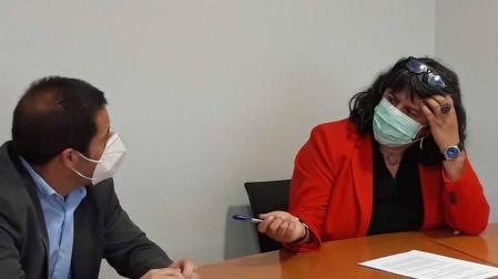 La directora gerente del INAI-NABI, Eva Istúriz, y el presidente de la FNMC, Juan Carlos Castillo, en la firma del convenio.