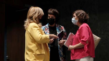 Las portavoces de Navarra Suma y Podemos Ahal Dugu, Yolanda Ibañez y Ainhoa Aznárez, momentos antes de sesión de la Mesa y la Junta de Portavoces del Parlamento de Navarra
