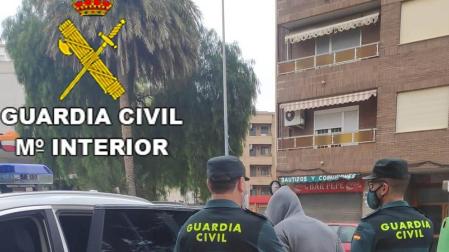 Agrede y deja inconsciente al conductor que estuvo a punto de atropellarle