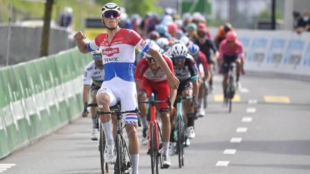 García Cortina (Movistar) se queda a las puertas de la victoria en el Tour de Suiza